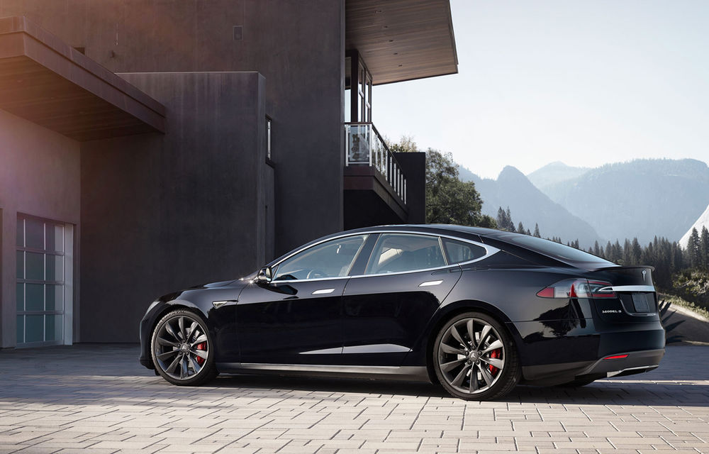 Nu doar cu telefonul: Tesla Model S se poate parca în garaj şi cu ceasul Apple Watch - Poza 1