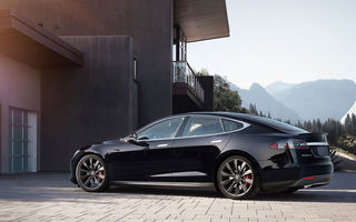 Nu doar cu telefonul: Tesla Model S se poate parca în garaj şi cu ceasul Apple Watch