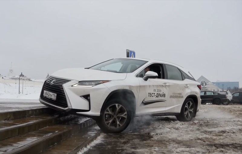 VIDEO: Rușii au vrut să vadă dacă noul Lexus RX poate urca scările - Poza 1