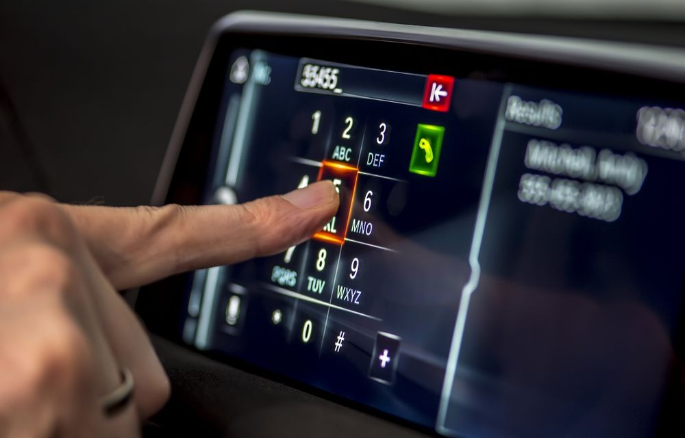 Poftiţi la gesturi: BMW X5 şi BMW X6 ar putea primi ecranul touchscreen disponibil pe Seria 7 - Poza 1