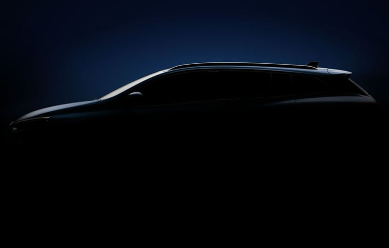 Cine se ascunde de lumina reflectoarelor? Noul Renault Megane Sport Tourer, dezvăluit într-un teaser misterios - Poza 1