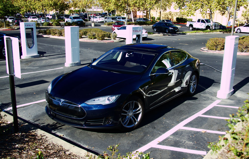 Tesla Model S primeşte încărcare wireless: autonomie suplimentară de 32 de kilometri pentru fiecare oră de energie - Poza 1