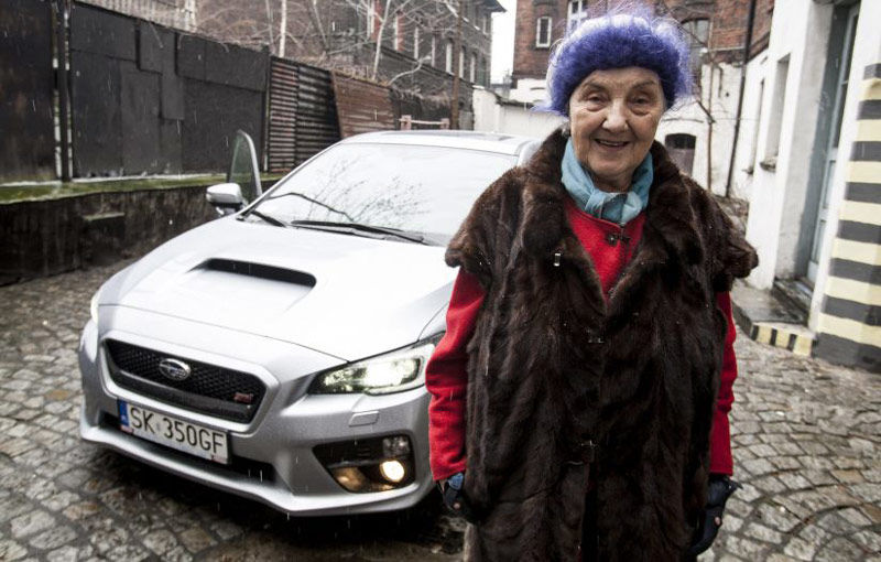 La 81 de ani, o bătrânică din Polonia conduce un Subaru WRX STI de 300 cai putere - Poza 1