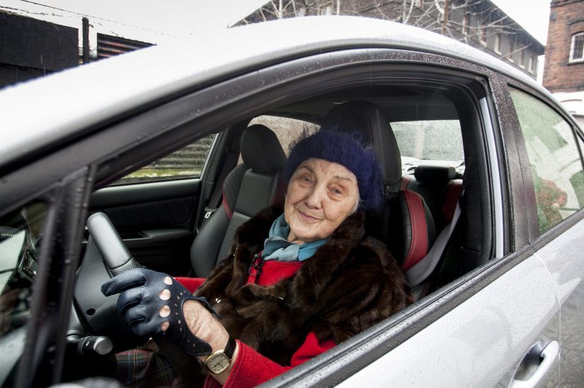 La 81 de ani, o bătrânică din Polonia conduce un Subaru WRX STI de 300 cai putere - Poza 3