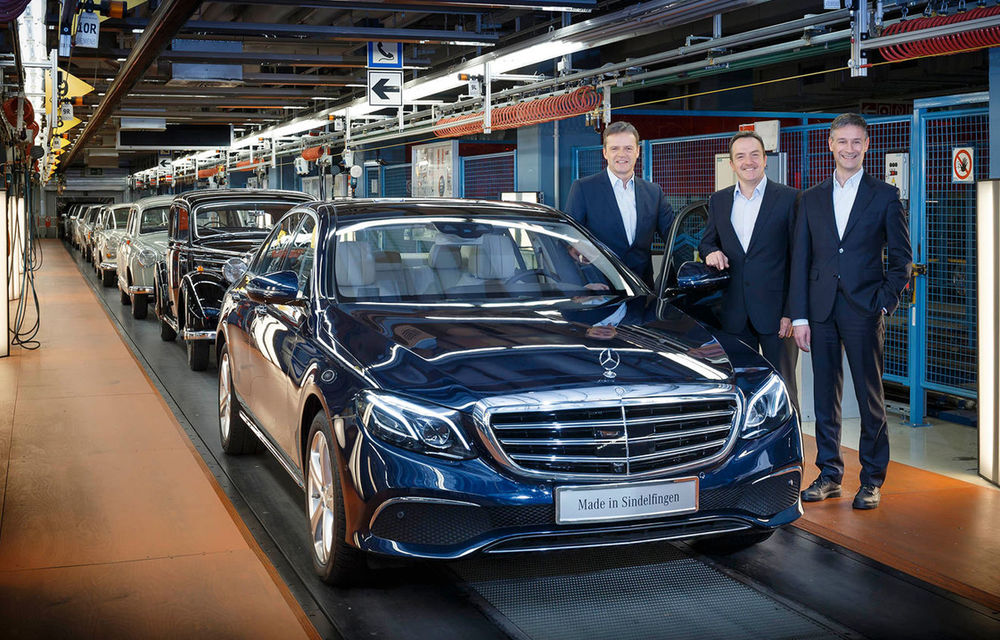 În așteptarea comenzilor: Mercedes a dat startul producției noii generații Clasa E înainte de lansarea sa europeană - Poza 1