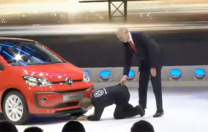VIDEO: Râsu'-plânsu' la standul Volkswagen de la Geneva. Un intrus în salopetă a întrerupt prezentarea oficialilor &quot;pentru a modifica motorul&quot; unei mașini aflate pe scenă - Poza 1