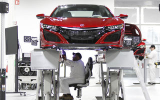 După lupte seculare, Honda NSX intră oficial în producție. Primele mașini ajung în Europa în toamnă