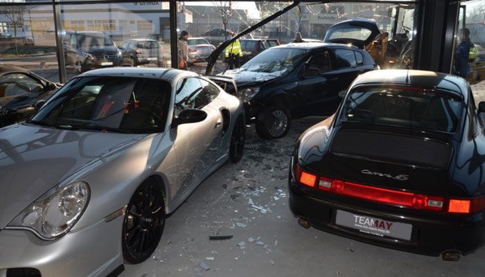 Buturuga mică avariază showroom-ul mare: un Opel Astra a distrus un showroom Porsche - Poza 1