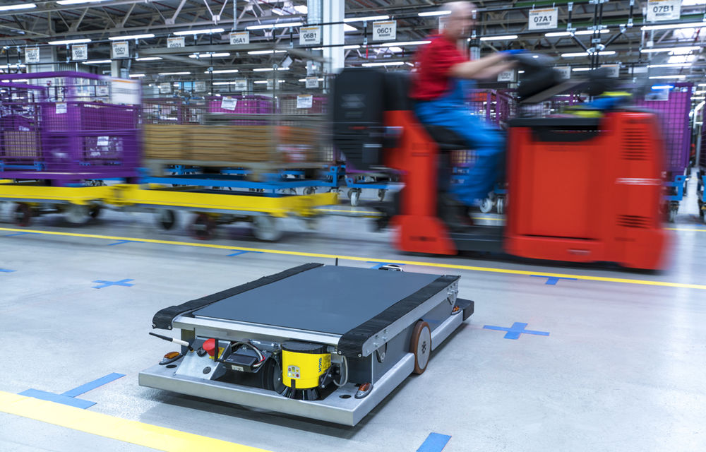 BMW a găsit metoda prin care va reduce preţurile maşinilor: foloseşte roboţi autonomi în fabrici - Poza 2