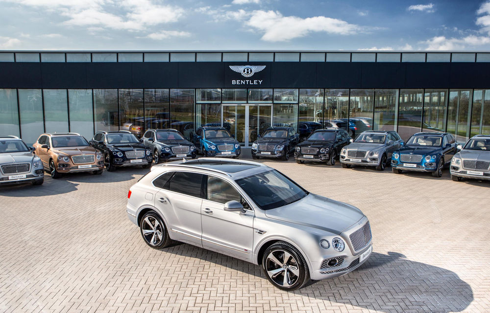 Cei mai fericiți clienți auto ai zilei s-au întâlnit în Marea Britanie: Bentley a livrat primele exemplare ale SUV-ului Bentayga - Poza 1