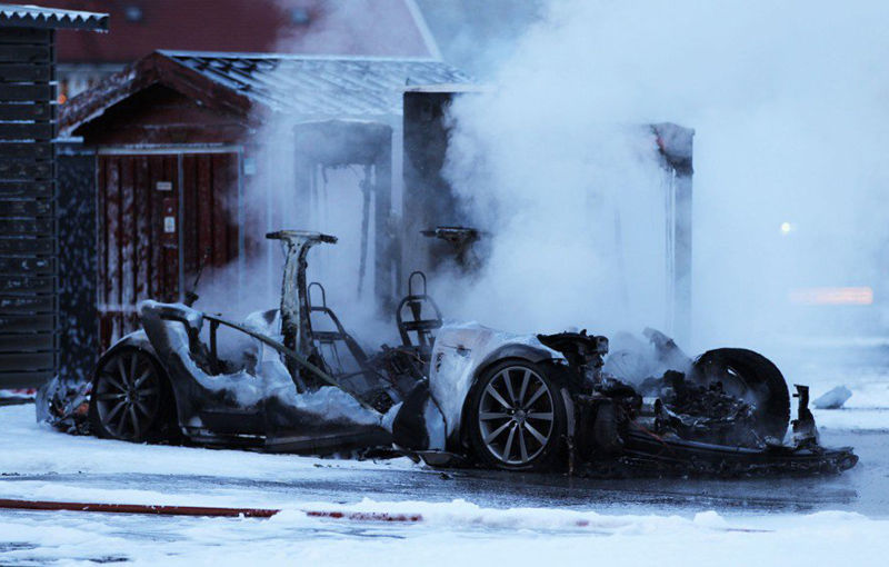 În sfârşit, avem o explicaţie: incendiul suferit de un Tesla Model S în Norvegia, cauzat de un scurtcircuit - Poza 1