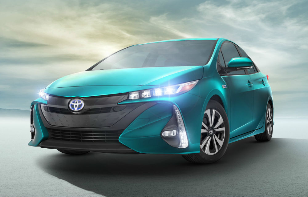 L-a tras curentul: noul Toyota Prius poate fi acum încărcat și la priză - Poza 1