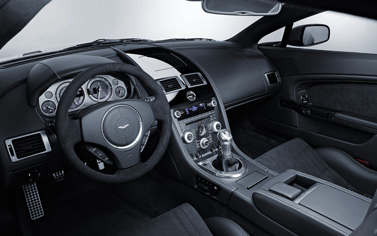 Cutia manuală moare, dar nu se predă: Aston Martin promite să nu renunțe la supercarurile cu transmisie manuală - Poza 1