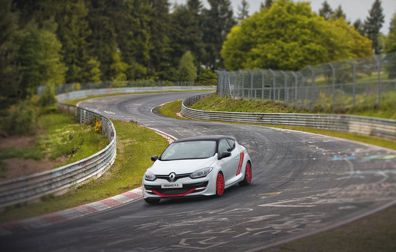 Liber la 300 de km/h: circuitul de la Nurburgring  a ridicat limitările de viteză - Poza 1