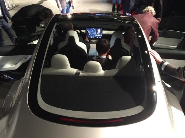 Mai simplu înseamnă mai ieftin: interiorul simplist al lui Tesla Model 3, cheia atingerii unui preț de pornire de 35.000 de dolari - Poza 2