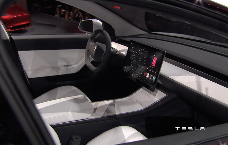 Mai simplu înseamnă mai ieftin: interiorul simplist al lui Tesla Model 3, cheia atingerii unui preț de pornire de 35.000 de dolari - Poza 1