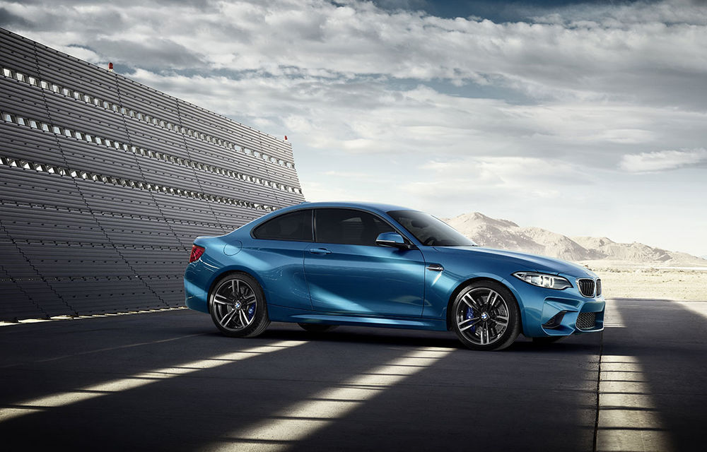 Ochii pe Gigi: BMW joacă alba-neagra cu mașini în campania de promovare a noului M2 - Poza 2