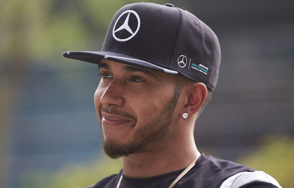 Hamilton reacţionează dur la criticile despre stilul său de viaţă: &quot;Promovez Formula 1 mai mult decât orice alt pilot din istorie&quot; - Poza 1