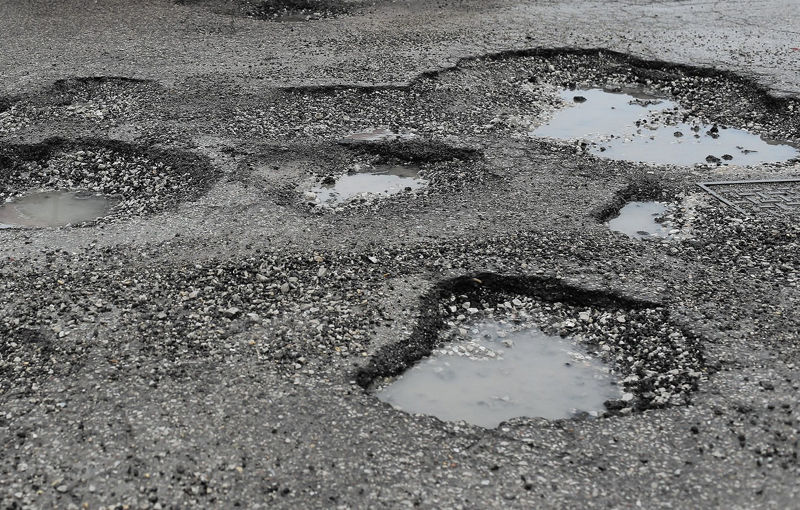 De ce ne stricăm maşinile în trafic: jumătate dintre drumurile asfaltate din România au durata de serviciu depăşită - Poza 1