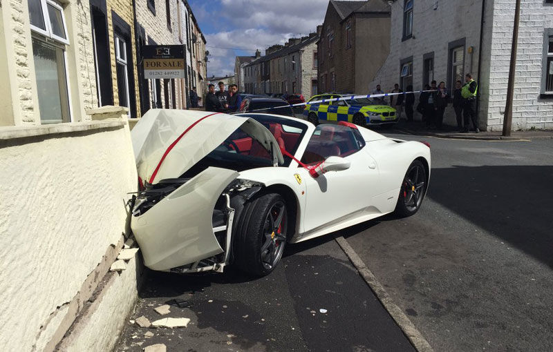 Cadou pentru un cuplu proaspăt căsătorit: un Ferrari 458 Spider izbit de pereți și o notă de plată uriașă - Poza 2