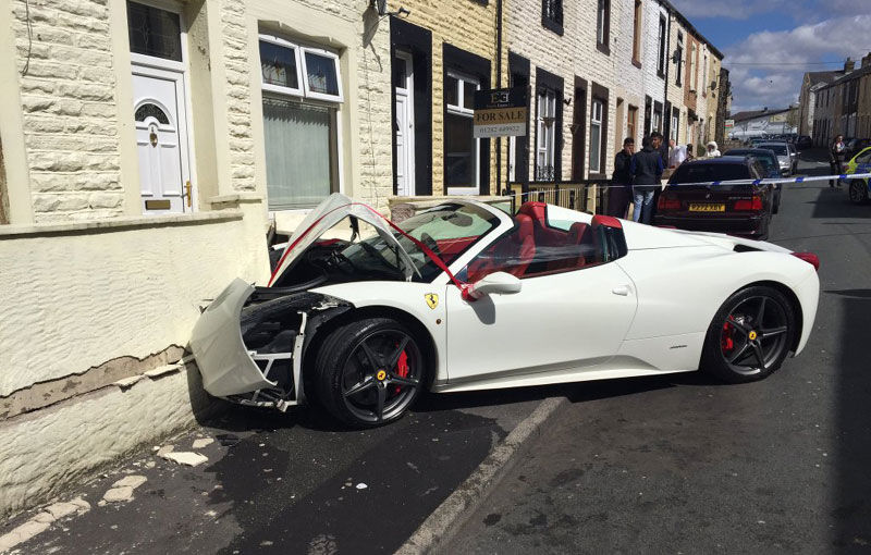 Cadou pentru un cuplu proaspăt căsătorit: un Ferrari 458 Spider izbit de pereți și o notă de plată uriașă - Poza 1