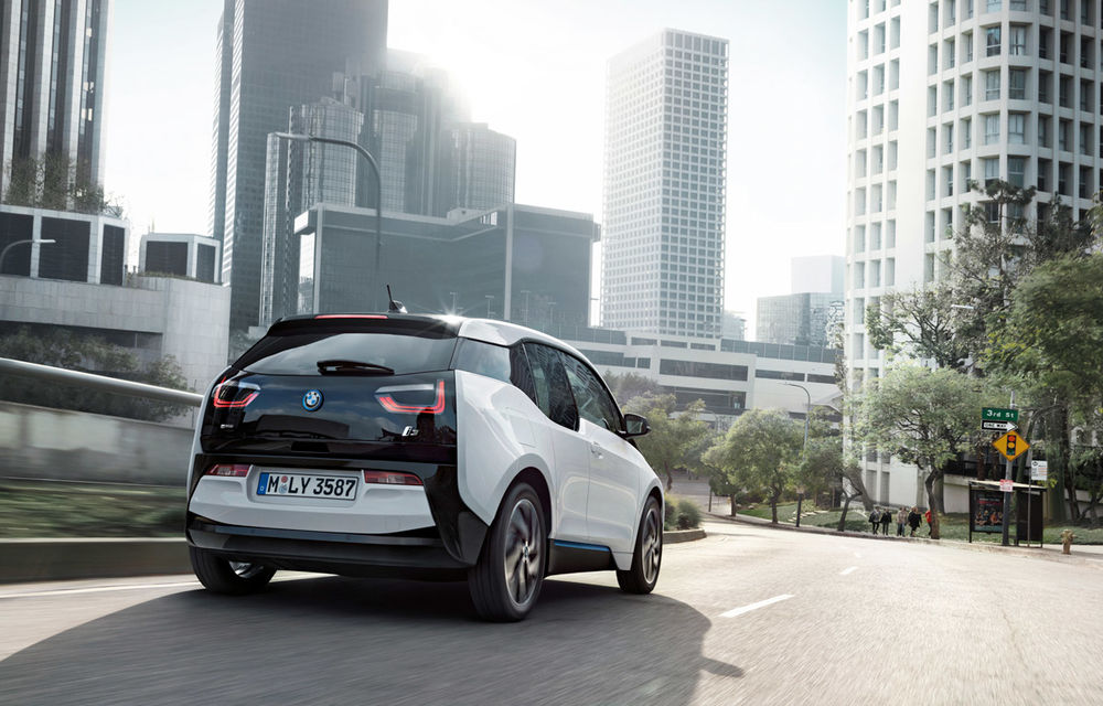 Cu 50% mai multă autonomie electrică: BMW i3 primește un update care-i oferă 300 de kilometri între încărcări - Poza 23