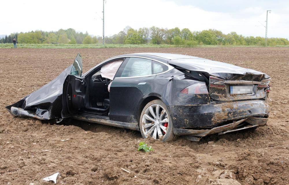 Un Tesla Model S a ajuns un morman de fiare după ce a salvat viețile a cinci adolescenți din Germania - Poza 3