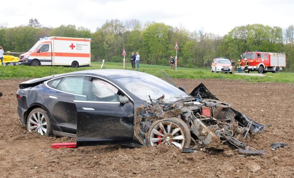 Un Tesla Model S a ajuns un morman de fiare după ce a salvat viețile a cinci adolescenți din Germania - Poza 2