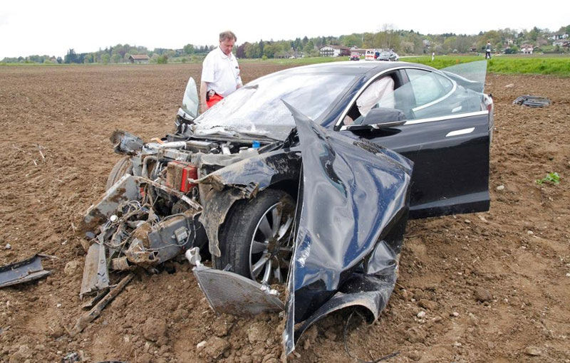 Un Tesla Model S a ajuns un morman de fiare după ce a salvat viețile a cinci adolescenți din Germania - Poza 1