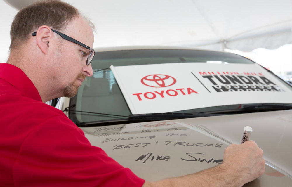 Ce primești cadou dacă ai parcurs 1.6 milioane de kilometri cu un Toyota? Un Toyota de ultimă generație, bineînțeles - Poza 7