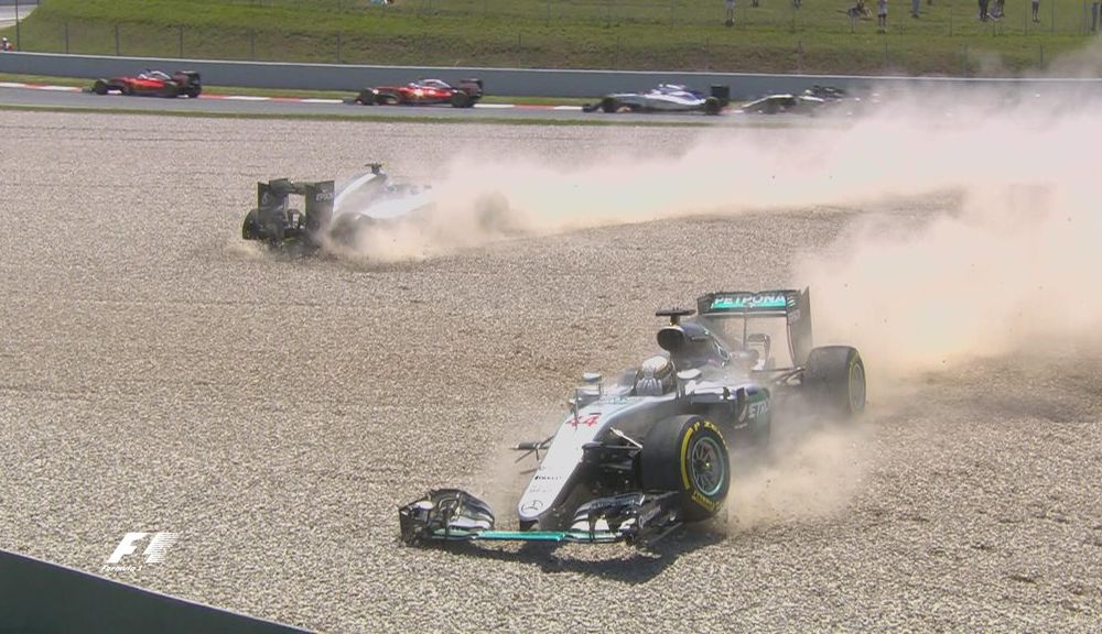 Victorie istorică la Barcelona: Verstappen devine cel mai tânăr câștigător de cursă după un acroșaj la start între Hamilton și Rosberg - Poza 3