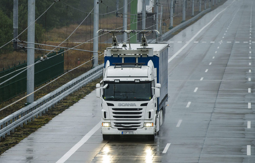 Autostrada electrică: în Suedia, camioanele Scania au sistem de alimentare prin pantograf, ca tramvaiele - Poza 1