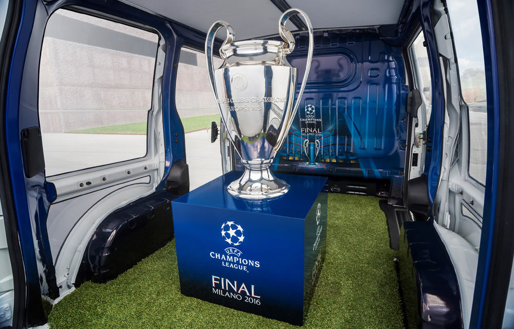 Avantajul de a găzdui finala Champions League: Nissan instalează 17 staţii de încărcare la Milano şi transportă trofeul cu Leaf - Poza 2