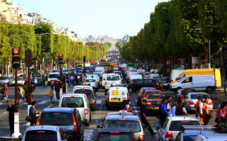 Măsuri fără precedent împotriva poluării: Parisul interzice circulaţia maşinilor mai vechi de 19 ani în zilele lucrătoare