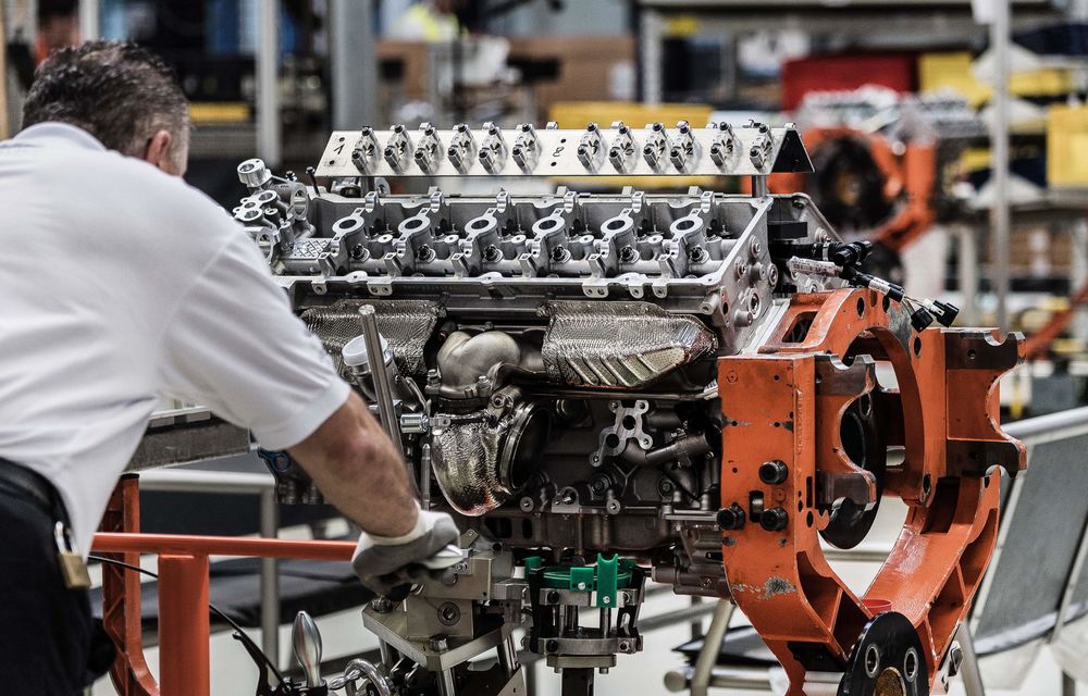 Imagini din inima noului Aston Martin DB11: motorul V12 de 608 CP a început să fie produs la Koln - Poza 4