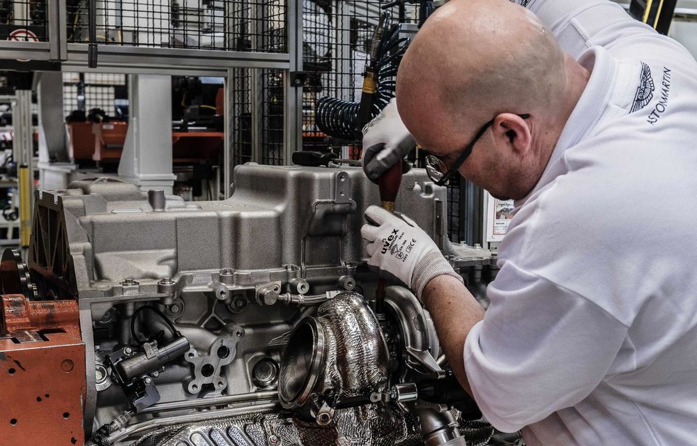Imagini din inima noului Aston Martin DB11: motorul V12 de 608 CP a început să fie produs la Koln - Poza 21