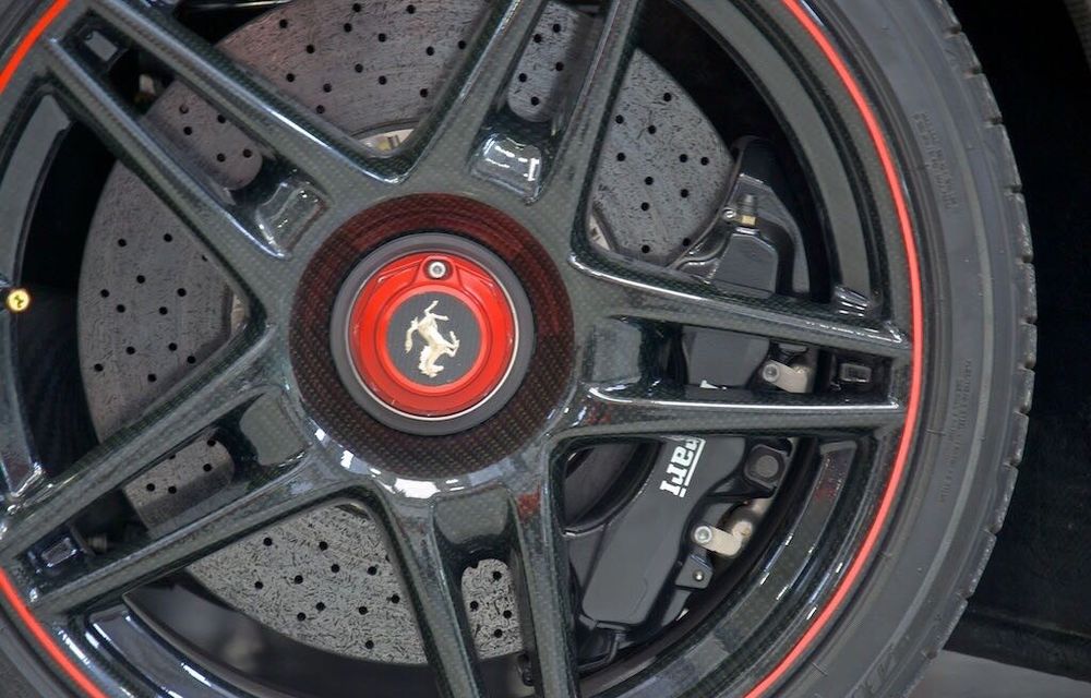 Cel mai scump Ferrari Enzo nu este nici măcar vopsit: exemplarul se vinde cu trei milioane de euro - Poza 19