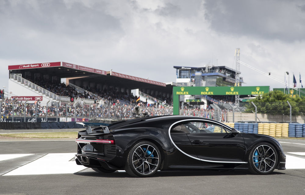 Demonstrație de forță: Bugatti Chiron a depășit cu 30 de km/h viteza maximă atinsă de cel mai rapid prototip din cursa de la Le Mans - Poza 1
