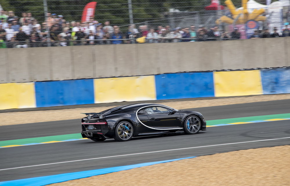 Demonstrație de forță: Bugatti Chiron a depășit cu 30 de km/h viteza maximă atinsă de cel mai rapid prototip din cursa de la Le Mans - Poza 3