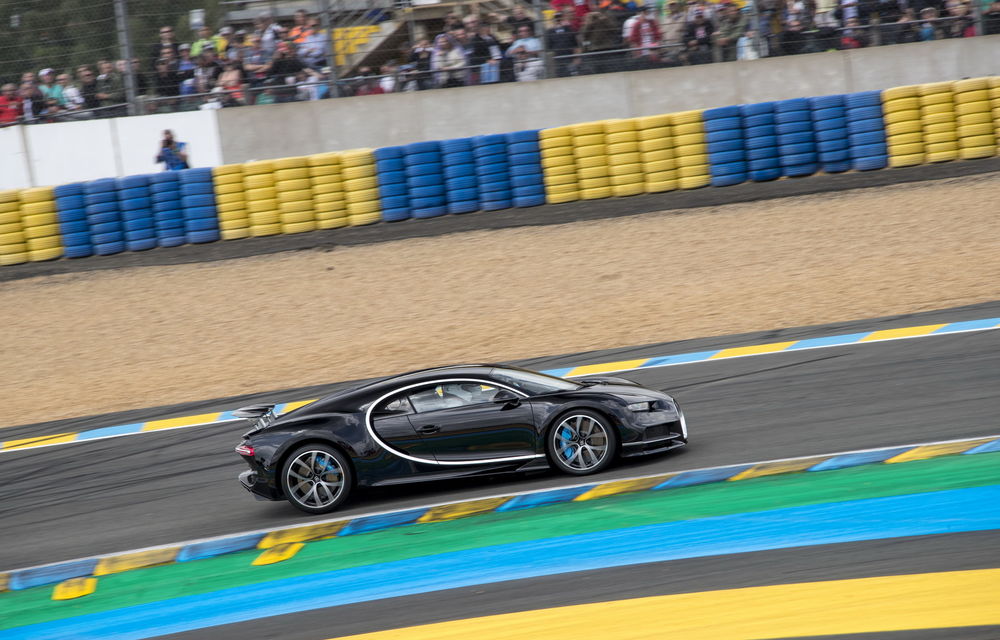 Demonstrație de forță: Bugatti Chiron a depășit cu 30 de km/h viteza maximă atinsă de cel mai rapid prototip din cursa de la Le Mans - Poza 2