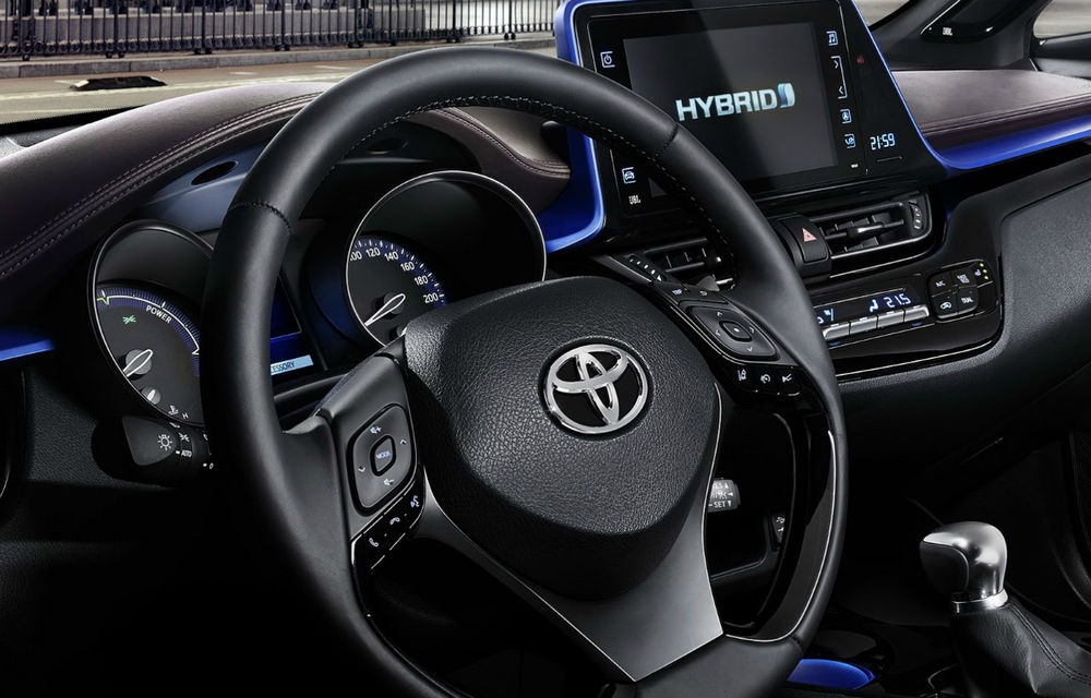 Primele imagini cu interiorul lui Toyota C-HR, cel mai mic SUV al mărcii: consolă centrală asimetrică şi linii mininaliste de design - Poza 5
