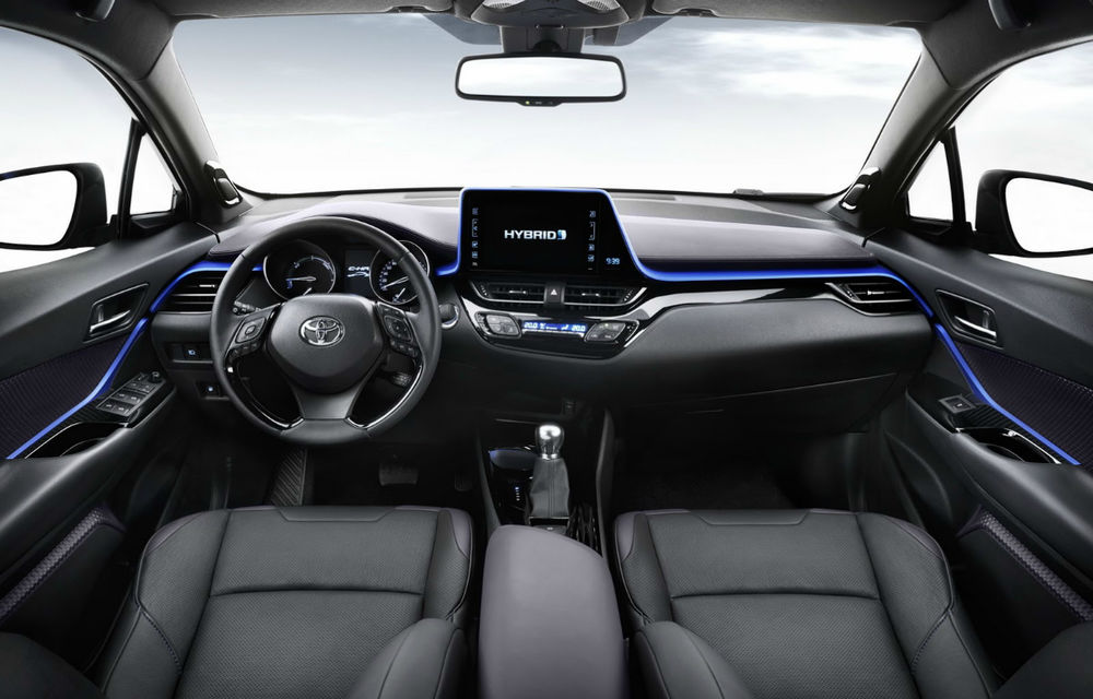 Primele imagini cu interiorul lui Toyota C-HR, cel mai mic SUV al mărcii: consolă centrală asimetrică şi linii mininaliste de design - Poza 4