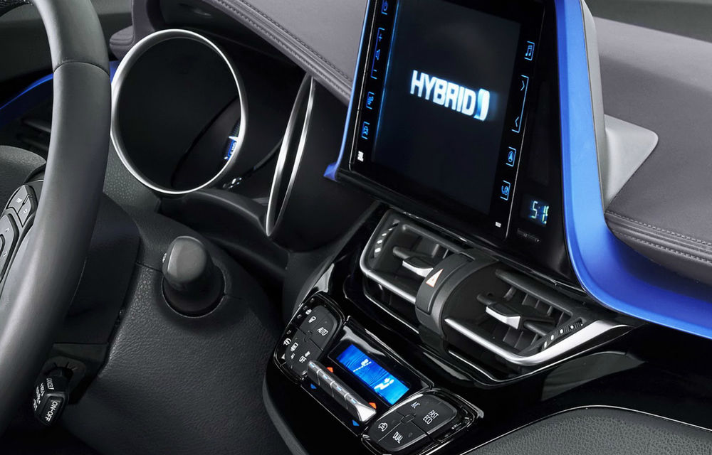 Primele imagini cu interiorul lui Toyota C-HR, cel mai mic SUV al mărcii: consolă centrală asimetrică şi linii mininaliste de design - Poza 9