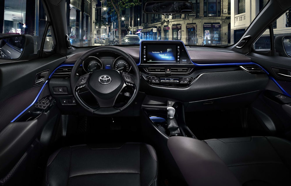 Primele imagini cu interiorul lui Toyota C-HR, cel mai mic SUV al mărcii: consolă centrală asimetrică şi linii mininaliste de design - Poza 1