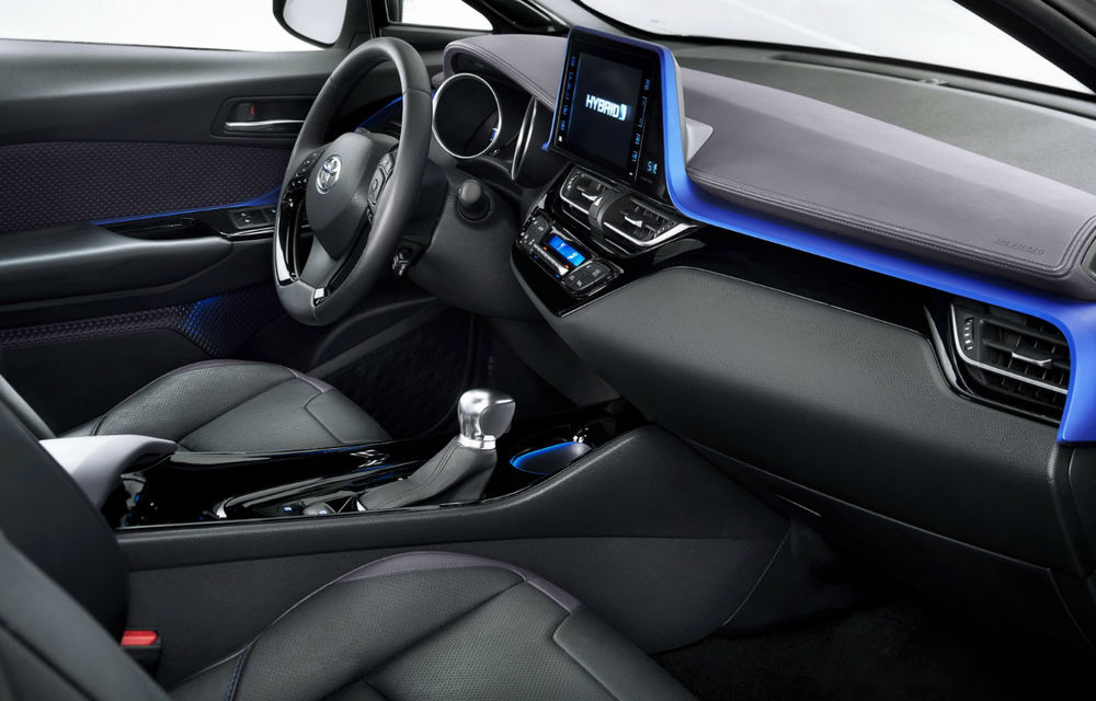 Primele imagini cu interiorul lui Toyota C-HR, cel mai mic SUV al mărcii: consolă centrală asimetrică şi linii mininaliste de design - Poza 2