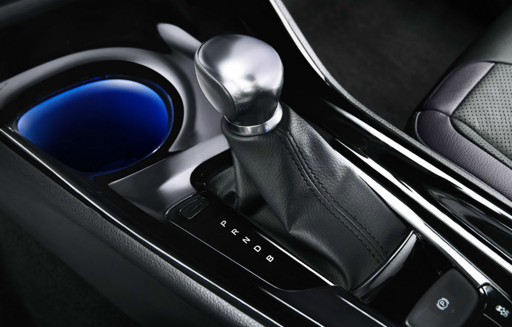 Primele imagini cu interiorul lui Toyota C-HR, cel mai mic SUV al mărcii: consolă centrală asimetrică şi linii mininaliste de design - Poza 11