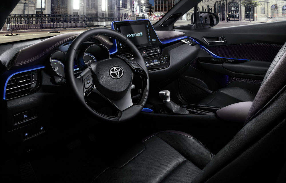 Primele imagini cu interiorul lui Toyota C-HR, cel mai mic SUV al mărcii: consolă centrală asimetrică şi linii mininaliste de design - Poza 3