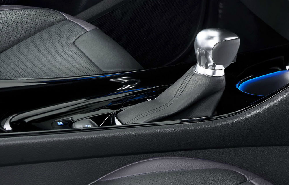 Primele imagini cu interiorul lui Toyota C-HR, cel mai mic SUV al mărcii: consolă centrală asimetrică şi linii mininaliste de design - Poza 10