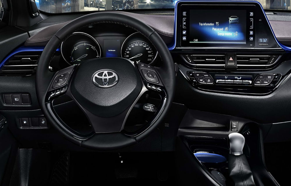 Primele imagini cu interiorul lui Toyota C-HR, cel mai mic SUV al mărcii: consolă centrală asimetrică şi linii mininaliste de design - Poza 8
