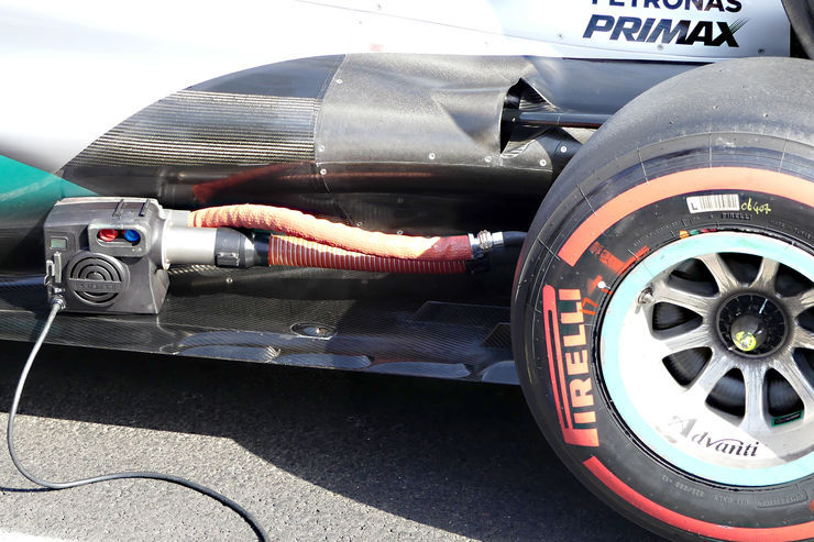 Adevărul a ieşit la iveală: Mercedes foloseşte un dispozitiv special pentru a reduce presiunea în pneuri - Poza 2
